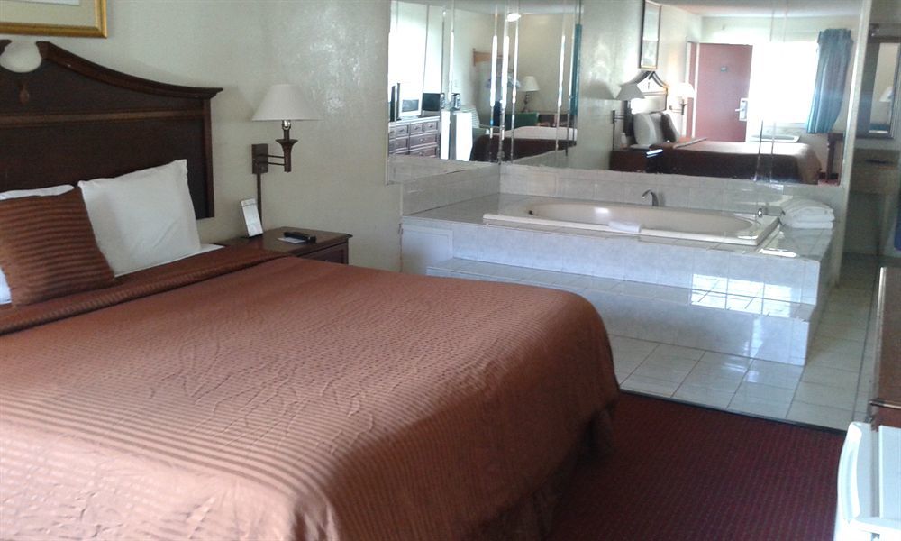 Key West Inn - Newport News Extérieur photo