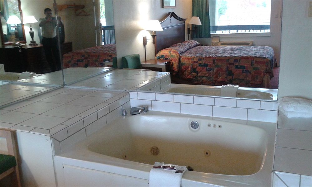 Key West Inn - Newport News Extérieur photo