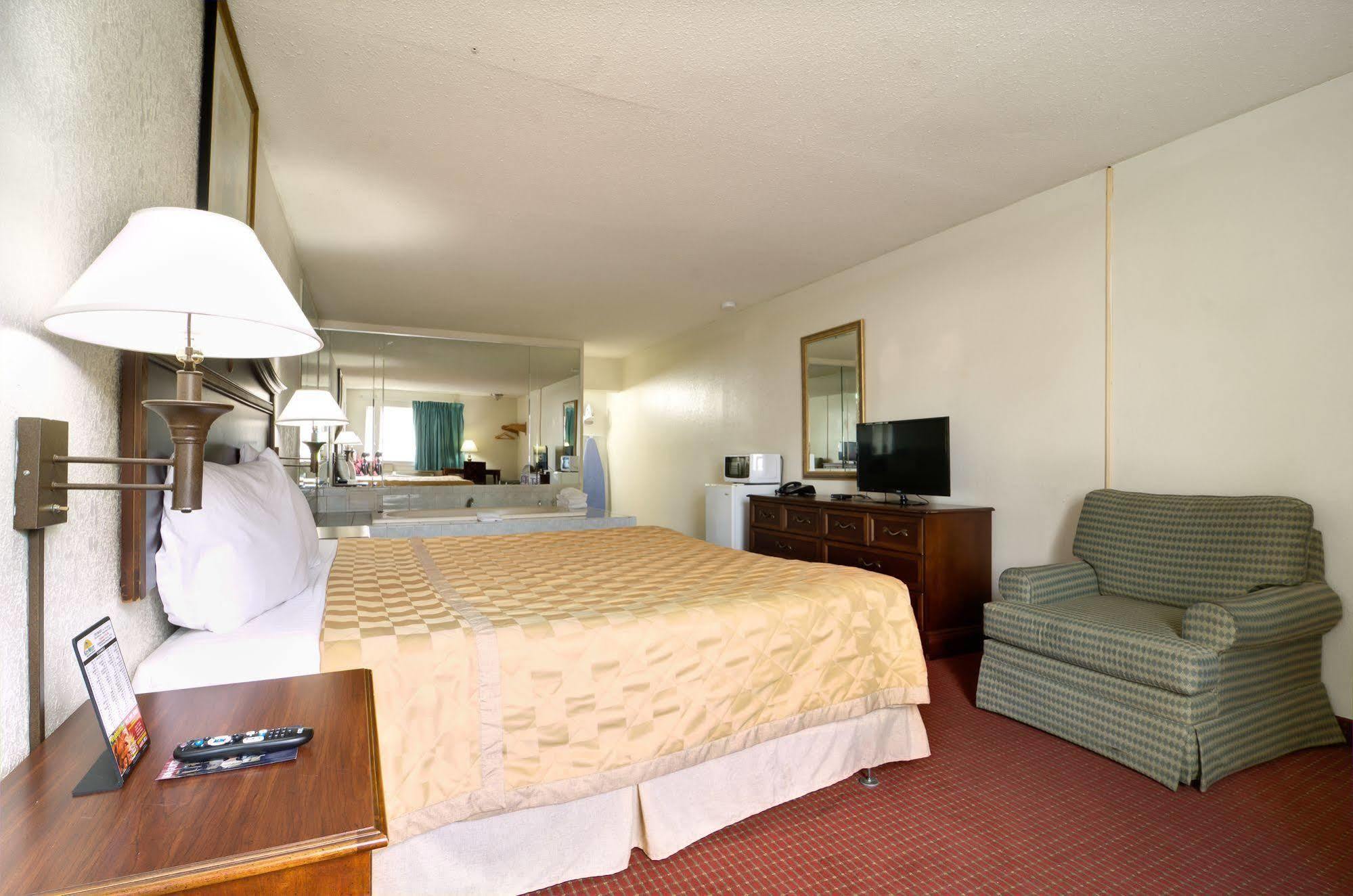 Key West Inn - Newport News Extérieur photo