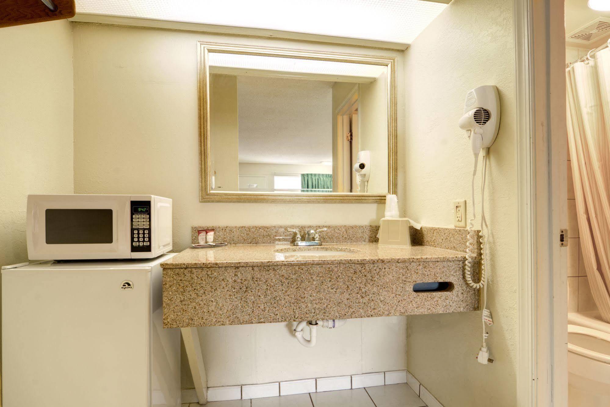 Key West Inn - Newport News Extérieur photo