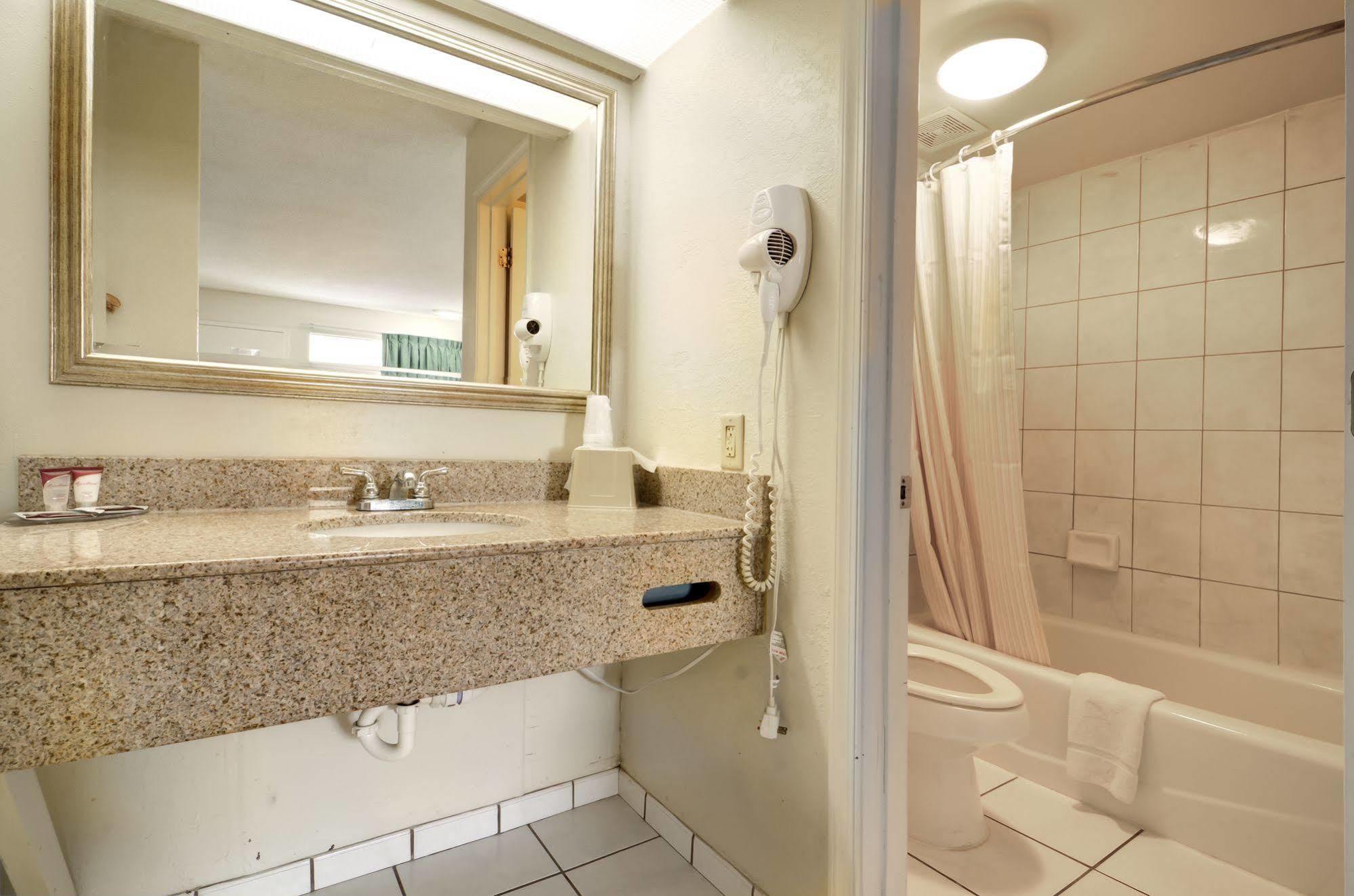 Key West Inn - Newport News Extérieur photo